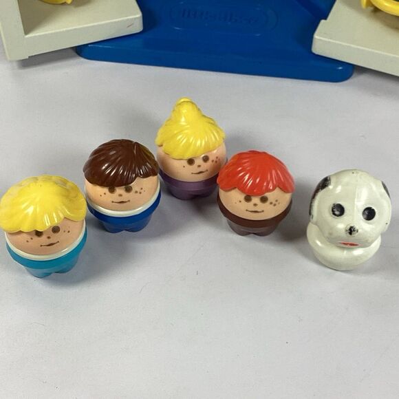 Vintage Little Tikes Cozy Cottage House Carry Case Beds People Dog - Picture 6 of 16